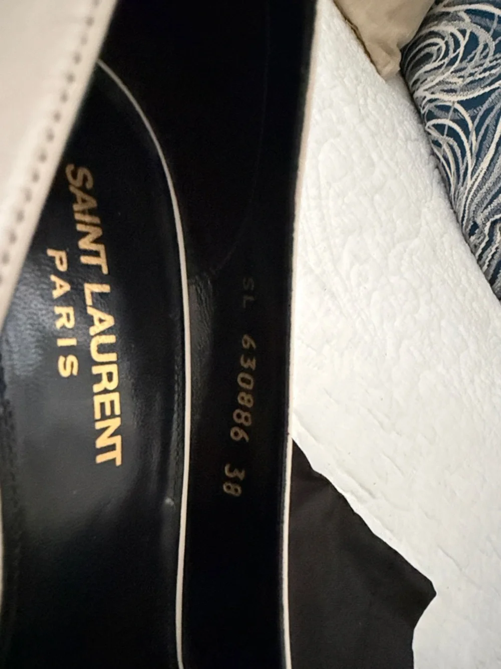Saint Laurent Cream and Navy Pointed Leather Pumps - Picture 5 of 9